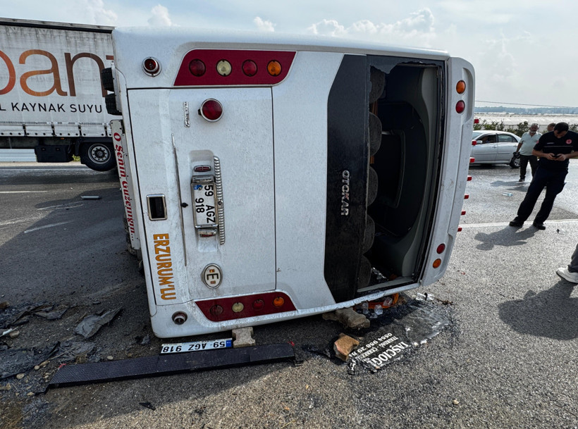 Antalya'da korkutan kaza! Midib&uuml;s devrildi, yaralılar var 5 kişi yaralandı - Resim : 1