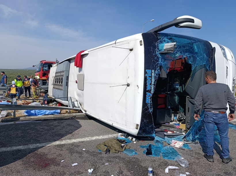 Manisa'da tır ile yolcu otobüsü çarpıştı: 11 kişi hayatını kaybetti, çok sayıda yaralı - Resim : 3