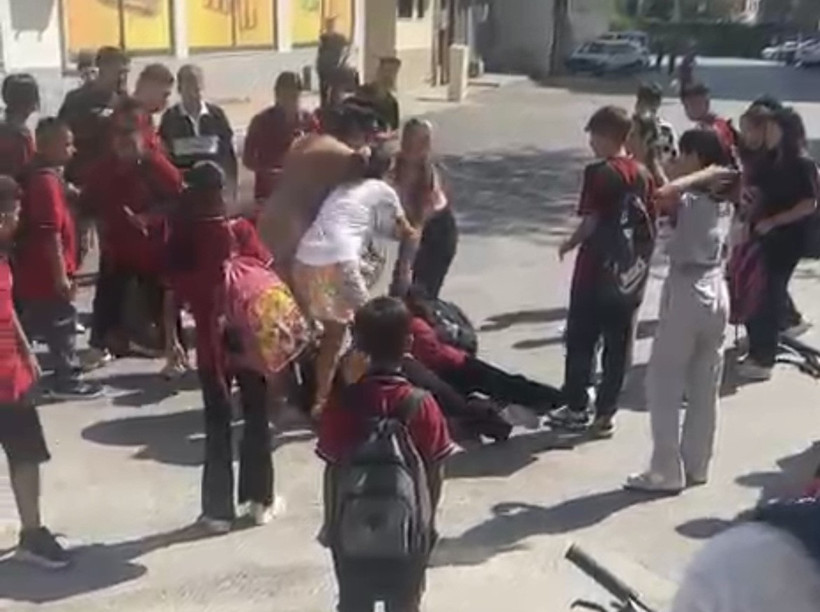 12 yaşındaki çocuk okul çıkışı akranları tarafından darp edildi: Görüntüler izleyene pes dedirtti - Resim : 1