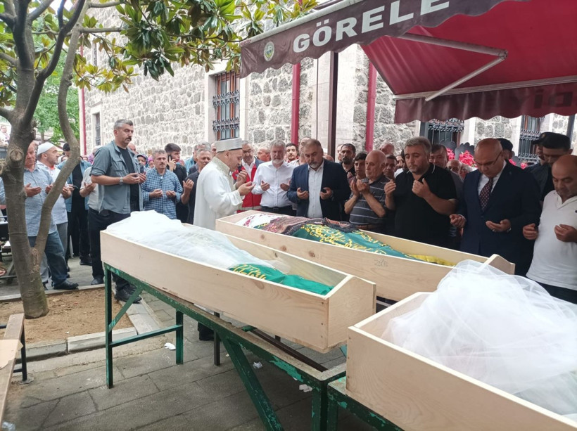 Giresun'da boğulan anne ve iki kızı son yolculuğuna uğurlandı - Resim: 4