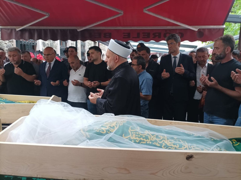 Giresun'da boğulan anne ve iki kızı son yolculuğuna uğurlandı - Resim: 5