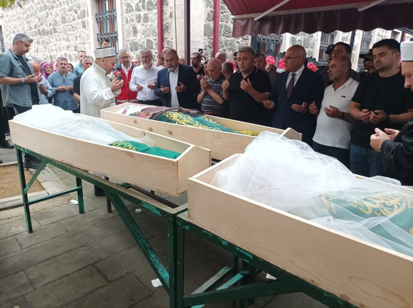 Giresun'da boğulan anne ve iki kızı son yolculuğuna uğurlandı - Resim: 6