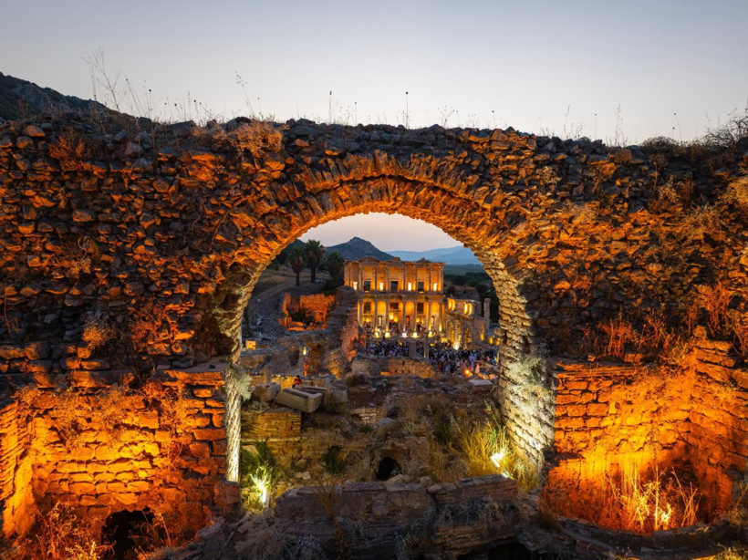 Efes’te gece müzeciliğine 2 ayda 213 bini aşkın ziyaretçi - Resim : 3