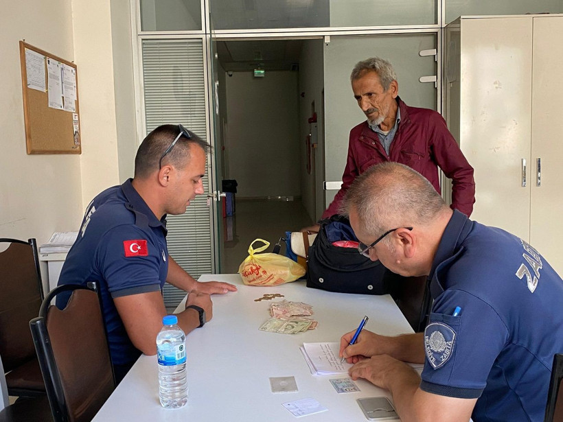 270 lirayı 30 dakikada topladı! Dilencinin kazancı zabıtayı şaşırttı - Resim: 1