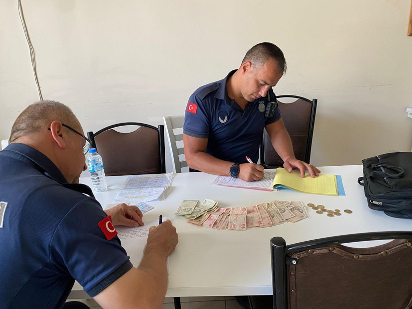 270 lirayı 30 dakikada topladı! Dilencinin kazancı zabıtayı şaşırttı - Resim: 2