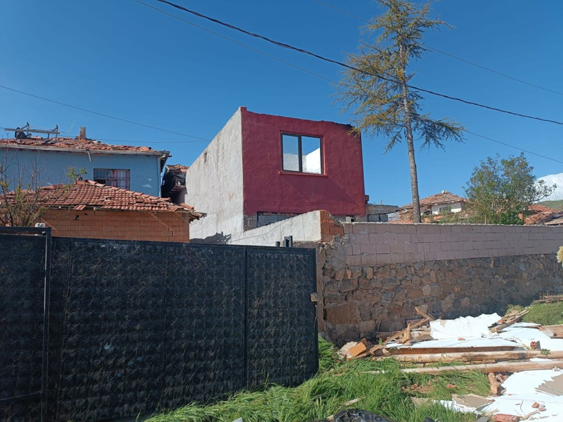 Çorum'da şiddetli hortum! Çatılar uçtu, 2 kişi yaralandı - Resim: 12
