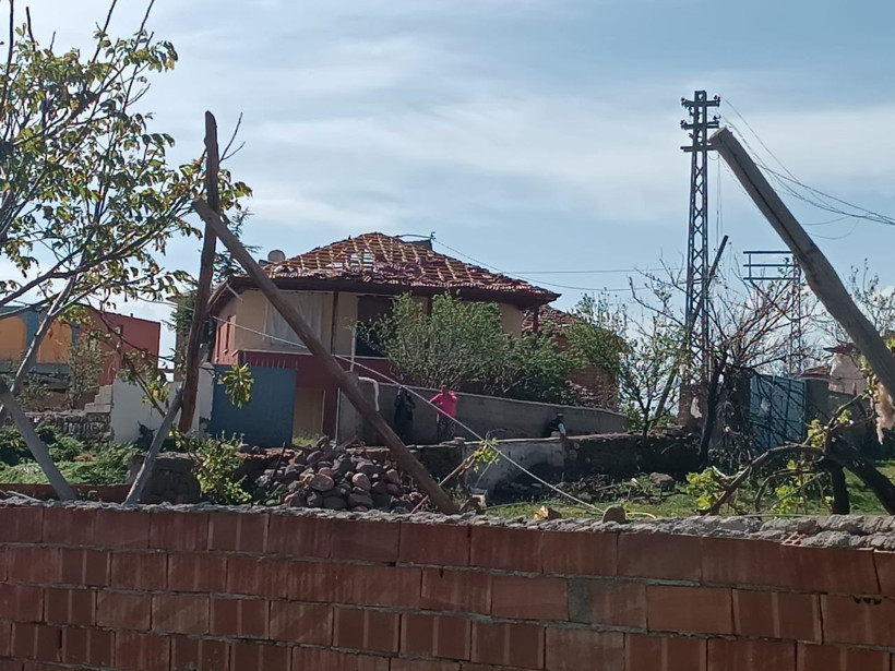 Çorum'da şiddetli hortum! Çatılar uçtu, 2 kişi yaralandı - Resim: 2