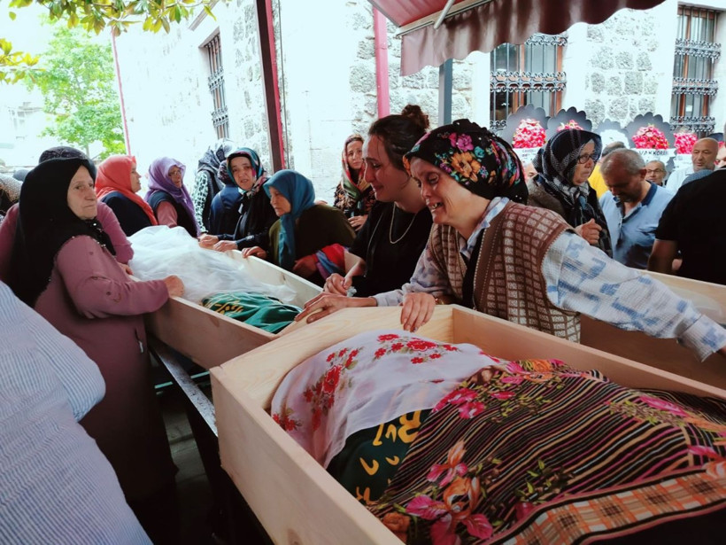 Giresun'da boğulan anne ve iki kızı son yolculuğuna uğurlandı - Resim: 2