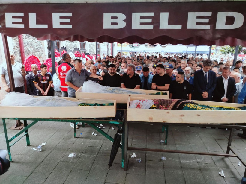 Giresun'da boğulan anne ve iki kızı son yolculuğuna uğurlandı - Resim: 3