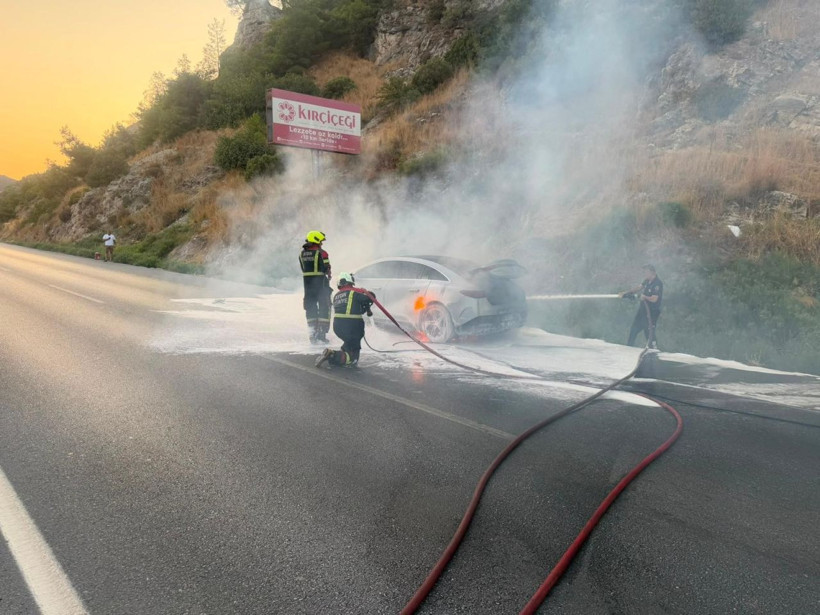 Lüks elektrikli otomobil küle döndü: Yangın 12 saat sürdü - Resim: 5