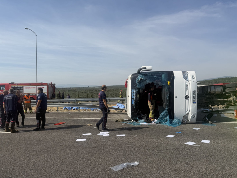 Manisa'da tır ile yolcu otobüsü çarpıştı: 11 kişi hayatını kaybetti, çok sayıda yaralı - Resim : 1