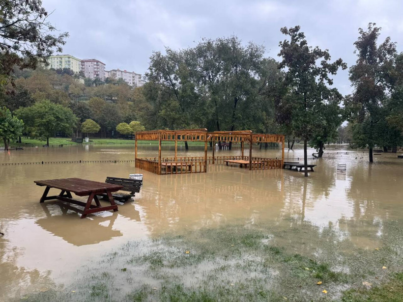 İSTANBUL'DA TARİHİ AFET: Tek bir günde yıllık yağışın üçte biri düştü! - Resim: 8