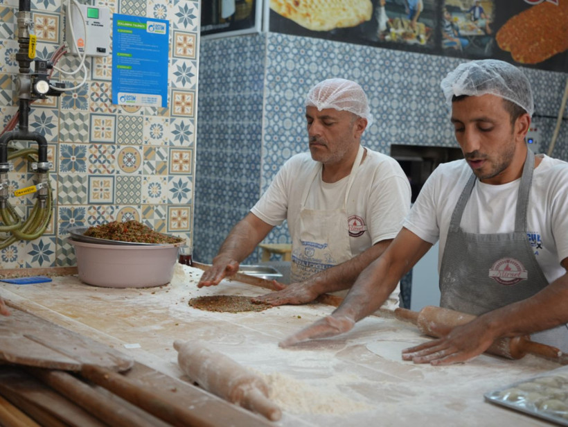 Termometre 60 derece! Bir günde pişirdiği lahmacun sayısını duyan şoke oldu! - Resim: 2