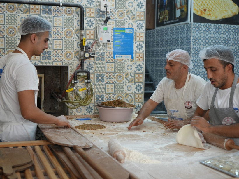 Termometre 60 derece! Bir günde pişirdiği lahmacun sayısını duyan şoke oldu! - Resim: 5