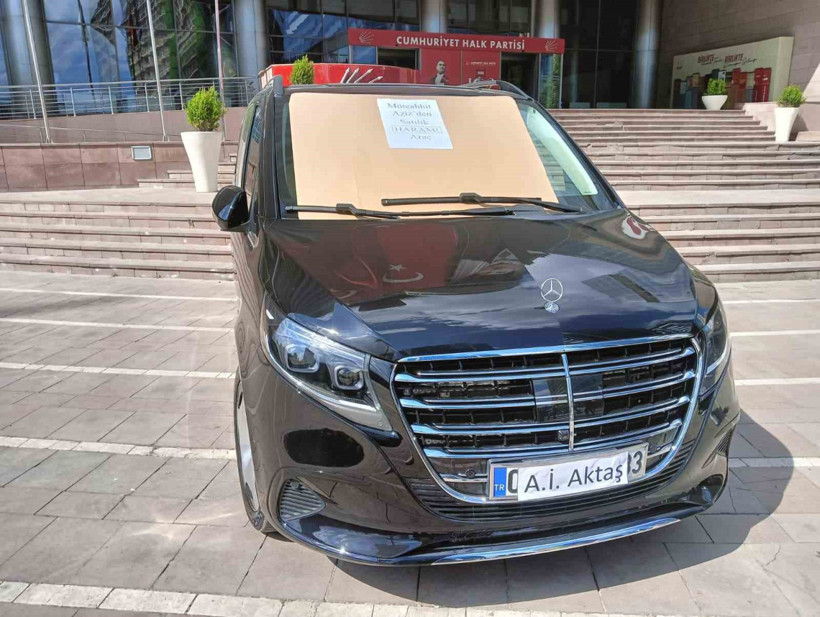 CHP makam ara&ccedil;larını satışa &ccedil;ıkardı! &Uuml;zerlerindeki yazı dikkat &ccedil;ekti - Resim : 1