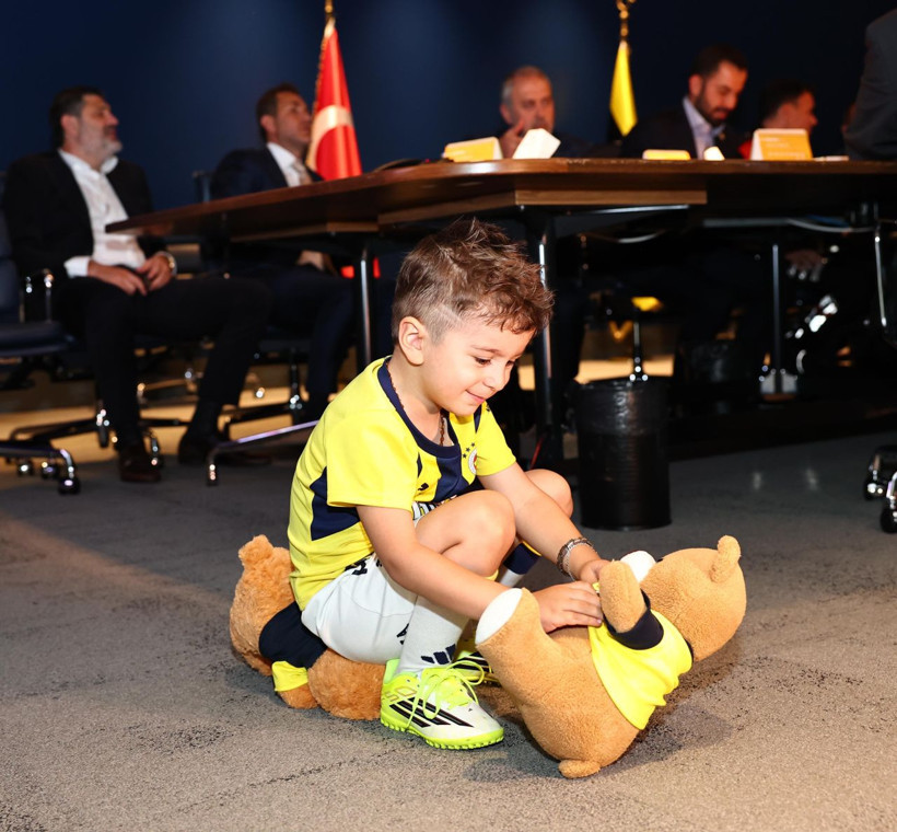 Minik taraftar Göktuğ, Başkan Aziz Yıldırım ve yöneticilerle buluştu - Resim: 2